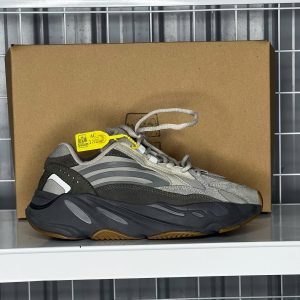 Adidas Yeezy Boost 700 V2 Tephra - Size 38.5 - Mới 90%