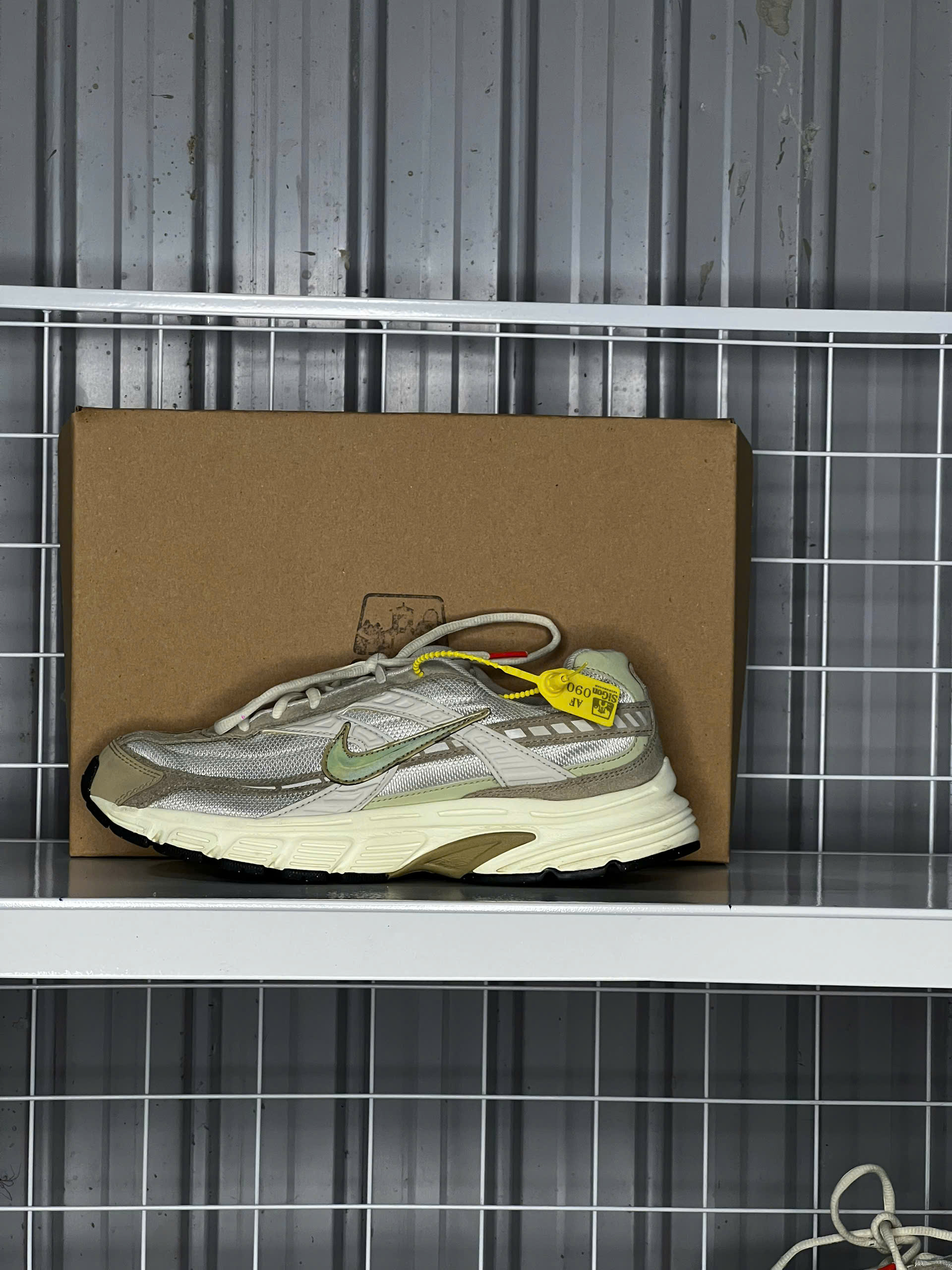 Nike Initiator Metallic Light Orewood Brown - Size 42 - Độ mới 95%