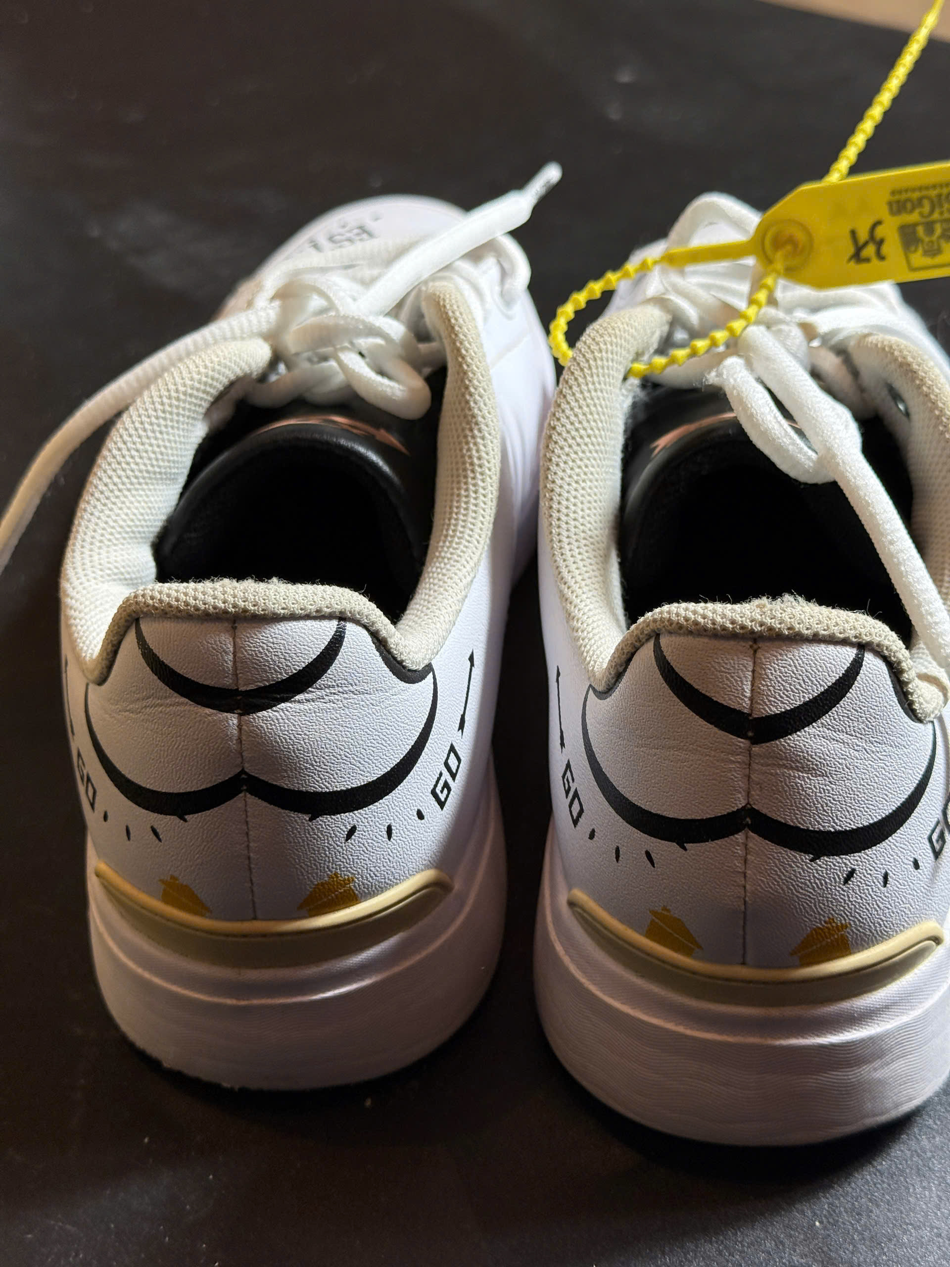 STEP x Monopoly "Y.O.L.O." White - Size 37 - Độ mới 90%Thông tin sản phẩmThương hiệu: STEP (Collaboration with Monopoly)Tên giày: STEP x Monopoly "Y.O.L.O." Low TopSize: 37Độ mới: 9/10Giá: 750.000 VNĐỨng dụng: Đi học, đi làm, đi chơi, dạo phố, chụp ảnh thời trang, phối đồ phong cách năng động/streetwear/artisticMã sản phẩm: AA557 Mô tả sản phẩmSở hữu thiết kế độc đáo từ sự kết hợp cùng trò chơi Cờ Tỷ Phú (Monopoly) nổi tiếng, đôi giày nổi bật với các họa tiết doodle graphic cực kỳ ấn tượng như logo "Y.O.L.O. MONOPOLY", biểu tượng chú chó, năm 1935 và các chi tiết "GO" ở gót. Thân giày được làm từ chất liệu da mờ cao cấp tông màu trắng tinh tế, lót trong êm ái kết hợp cùng bộ đế cao su đúc chắc chắn với các đường rãnh hình học hỗ trợ bám đường hiệu quả. Đây là lựa chọn hoàn hảo cho những bạn trẻ cá tính, yêu thích sự phá cách và độc lạ trong phong cách thời trang hàng ngày. HashtagSiGonSecondhand, STEP, Monopoly, GiaySTEP, Giay2hand, Sneaker2hand, CustomStyle - Ảnh 3
