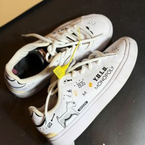 STEP x Monopoly "Y.O.L.O." White - Size 37 - Độ mới 90%Thông tin sản phẩmThương hiệu: STEP (Collaboration with Monopoly)Tên giày: STEP x Monopoly "Y.O.L.O." Low TopSize: 37Độ mới: 9/10Giá: 750.000 VNĐỨng dụng: Đi học, đi làm, đi chơi, dạo phố, chụp ảnh thời trang, phối đồ phong cách năng động/streetwear/artisticMã sản phẩm: AA557 Mô tả sản phẩmSở hữu thiết kế độc đáo từ sự kết hợp cùng trò chơi Cờ Tỷ Phú (Monopoly) nổi tiếng, đôi giày nổi bật với các họa tiết doodle graphic cực kỳ ấn tượng như logo "Y.O.L.O. MONOPOLY", biểu tượng chú chó, năm 1935 và các chi tiết "GO" ở gót. Thân giày được làm từ chất liệu da mờ cao cấp tông màu trắng tinh tế, lót trong êm ái kết hợp cùng bộ đế cao su đúc chắc chắn với các đường rãnh hình học hỗ trợ bám đường hiệu quả. Đây là lựa chọn hoàn hảo cho những bạn trẻ cá tính, yêu thích sự phá cách và độc lạ trong phong cách thời trang hàng ngày. HashtagSiGonSecondhand, STEP, Monopoly, GiaySTEP, Giay2hand, Sneaker2hand, CustomStyle